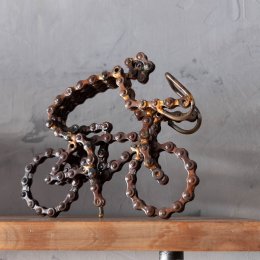 Cykel gjord av gammal cykelkedja